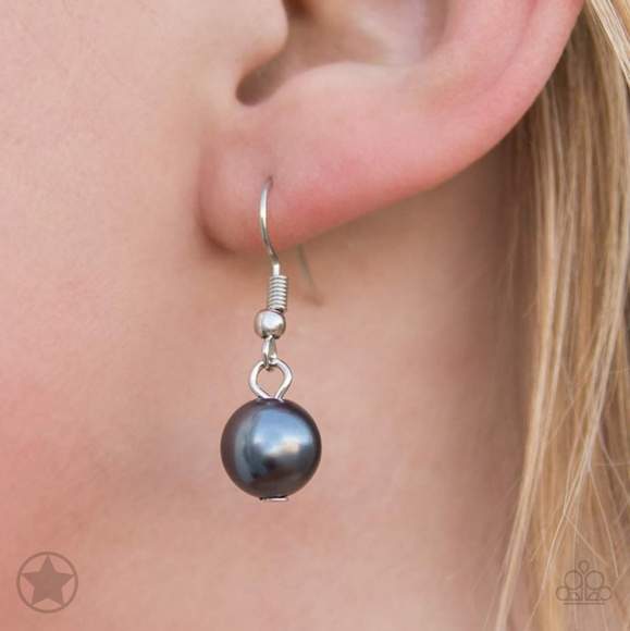 ✨Lady in Waiting🌟Necklace Set✨ - Picture 3 of 3